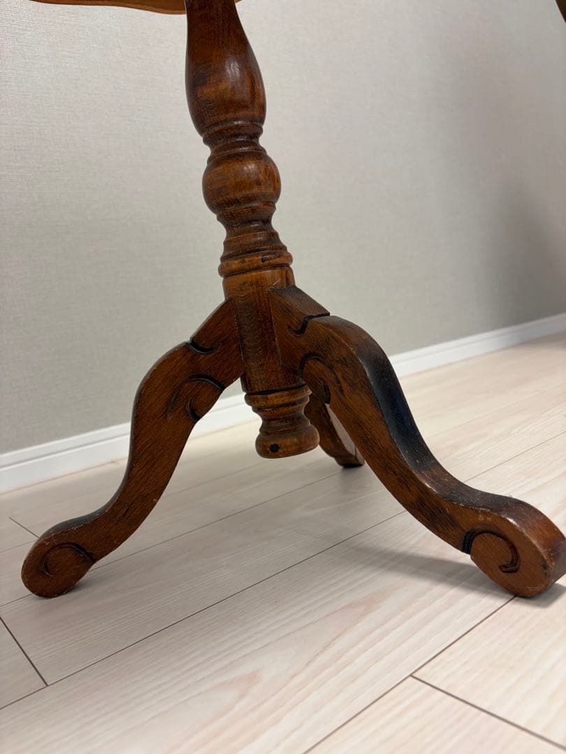 木製八角形テーブル 花のインレイ装飾