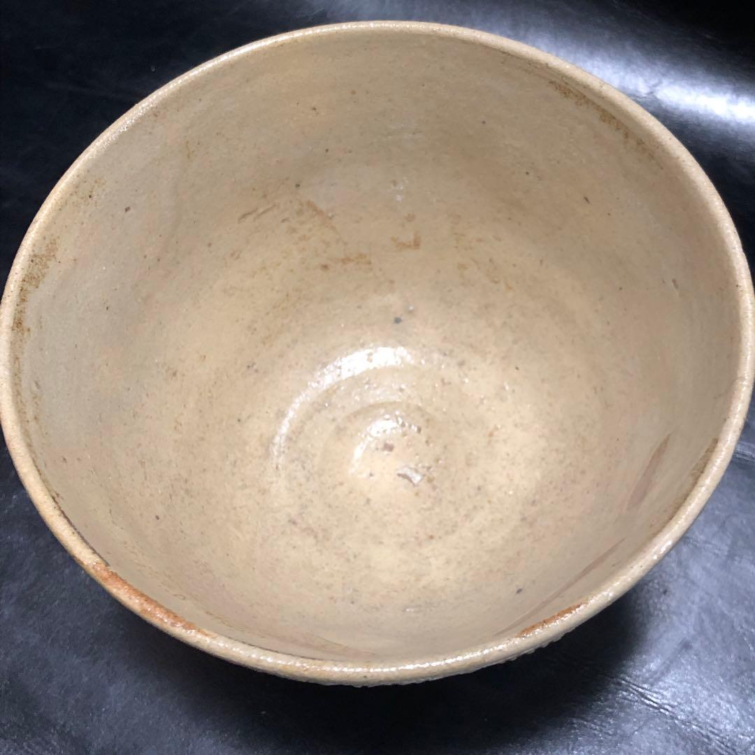 究極の古美術◆蔵から中国骨董と思われる華の紋様が可愛い抹茶茶碗が出て来ました。