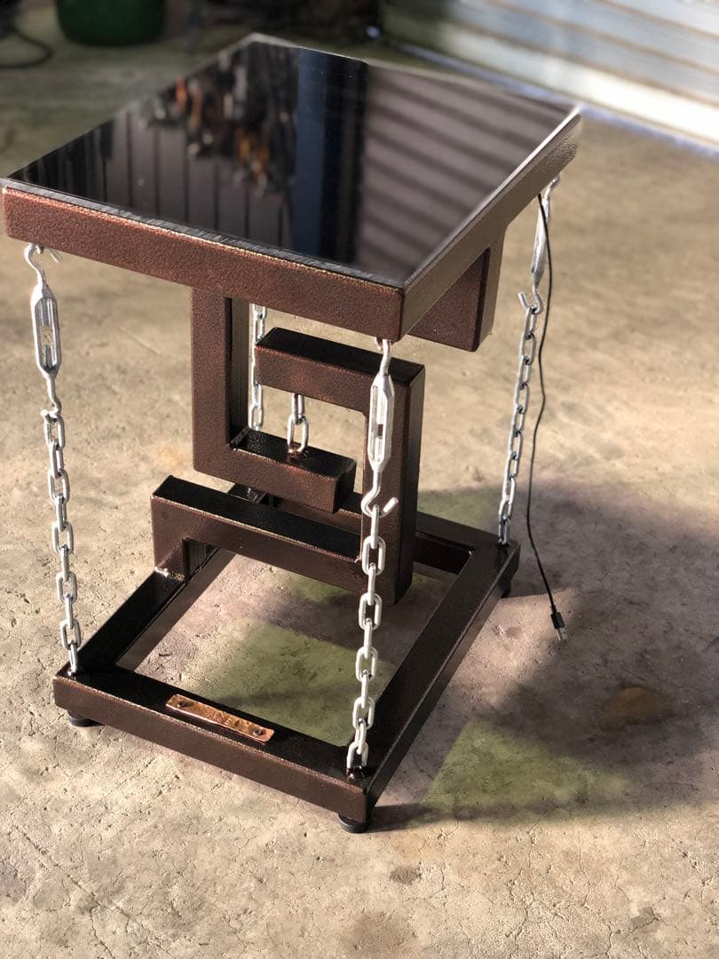 不思議が詰まったサイドテーブル