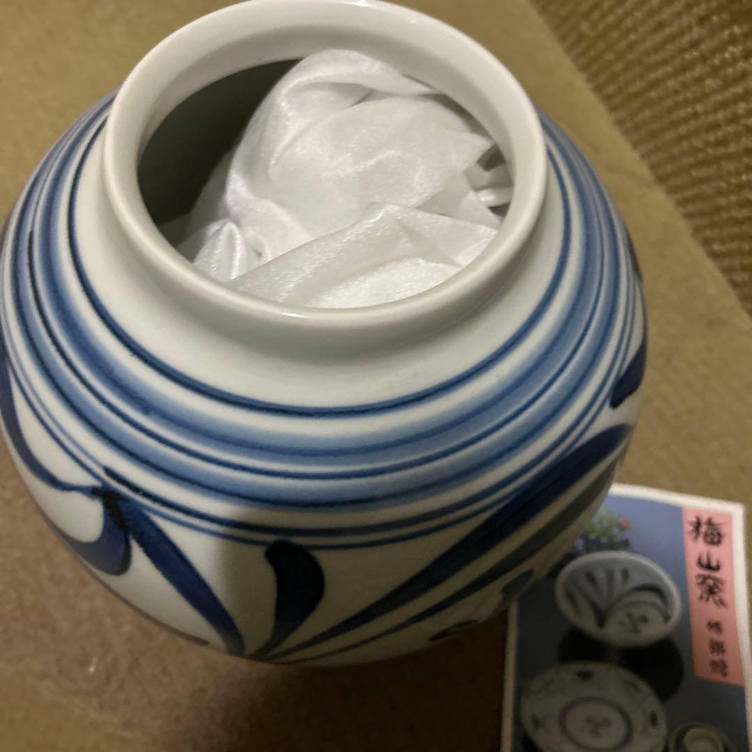 青い花模様の陶器製花瓶