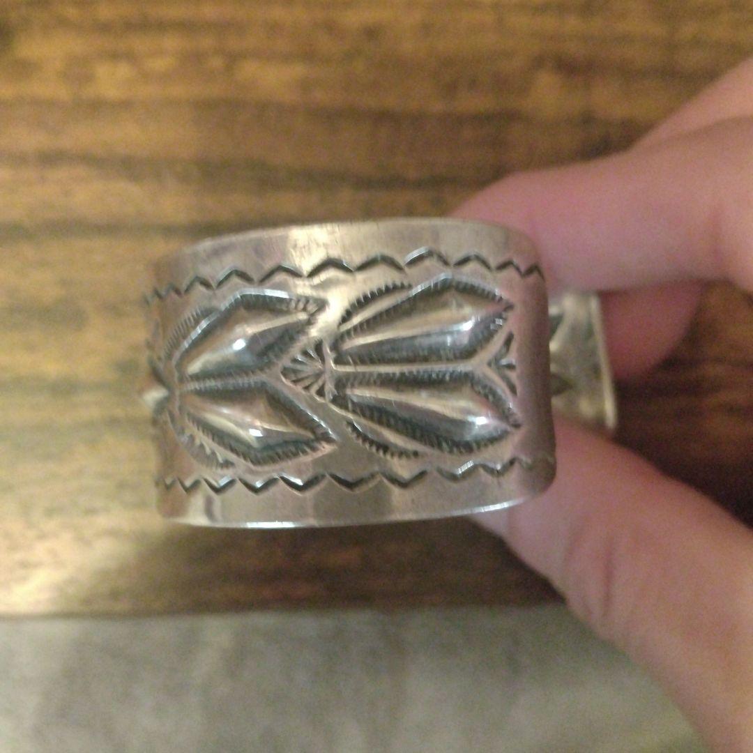 し*ろ様 シルバー エングレーブ バングル 幅約2.5センチ