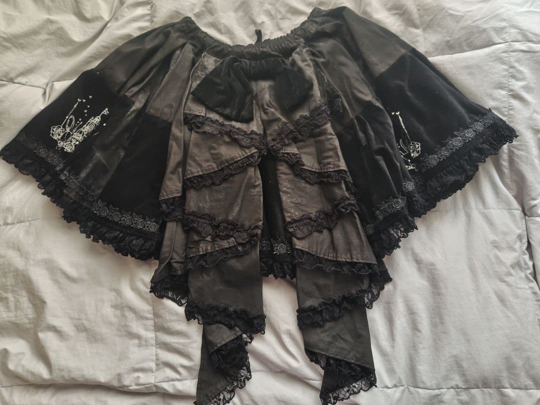 ウサギと城刺繍の黒ベルベットスカート　ロリィタ　ゴシック　FRILL