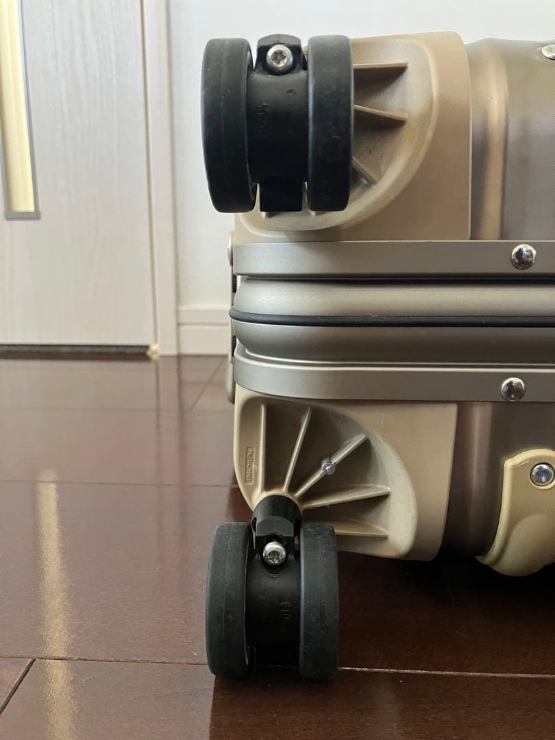 RIMOWA TOPAS TITANIUM　30L　4輪
