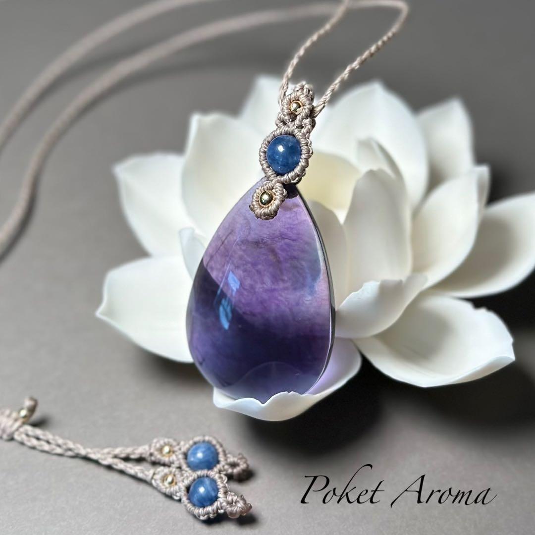 『藍紫』大きなパープルフローライトとカイヤナイトのマクラメペンダントネックレス