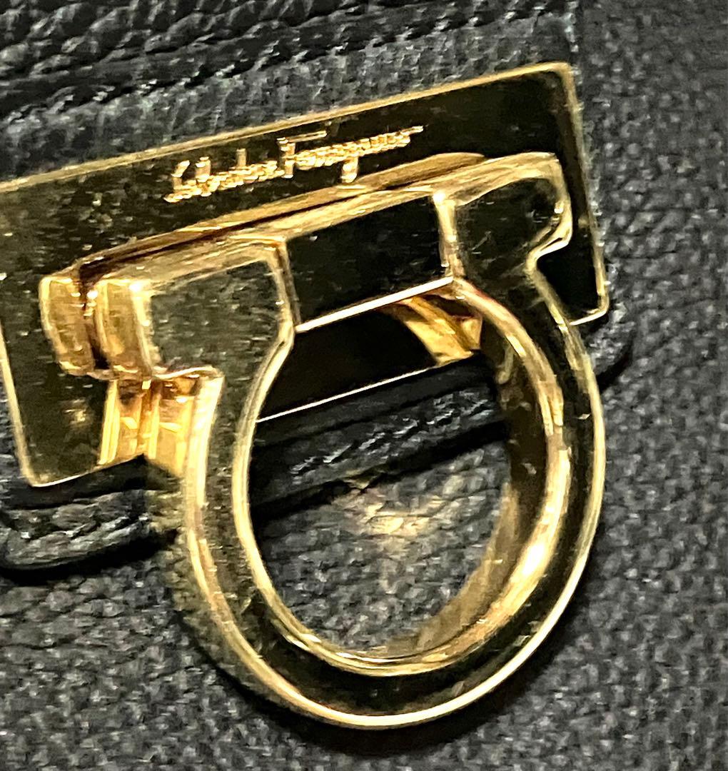 フェラガモ　レザー ブラック ショルダーバッグ