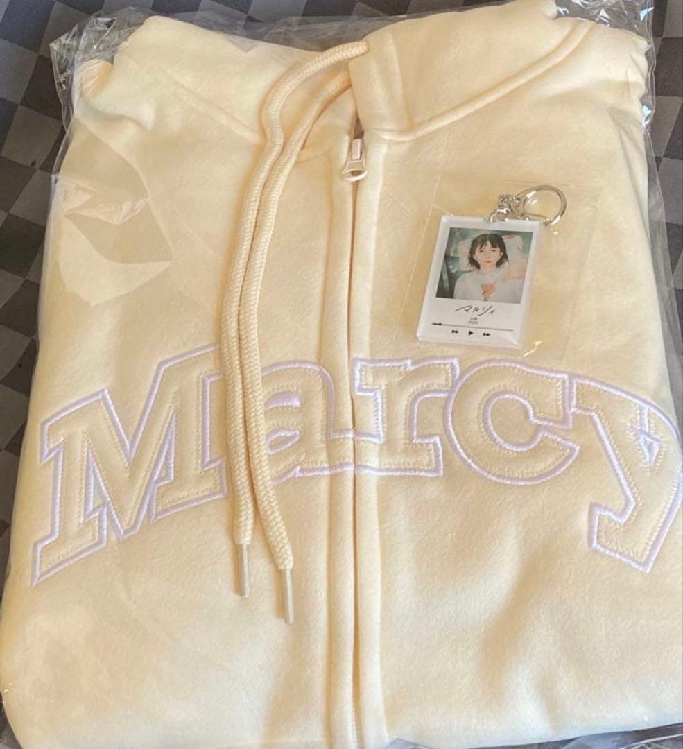 マルシィ 刺繍アップリケ フルジップパーカー アクリルキーホルダー付き