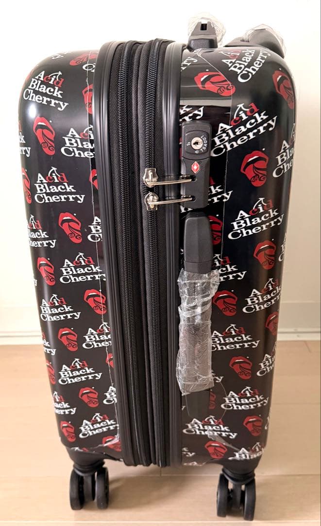 仮*病様 Acid Black Cherry キャリーケース