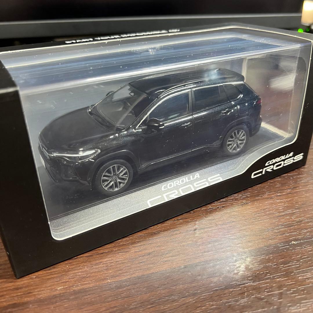 新型カローラクロス　ミニカー　ブラックマイカ