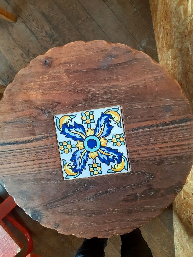 スペイン製 カントリー家具 3本脚 パイン無垢材 天板タイル装飾 彫刻