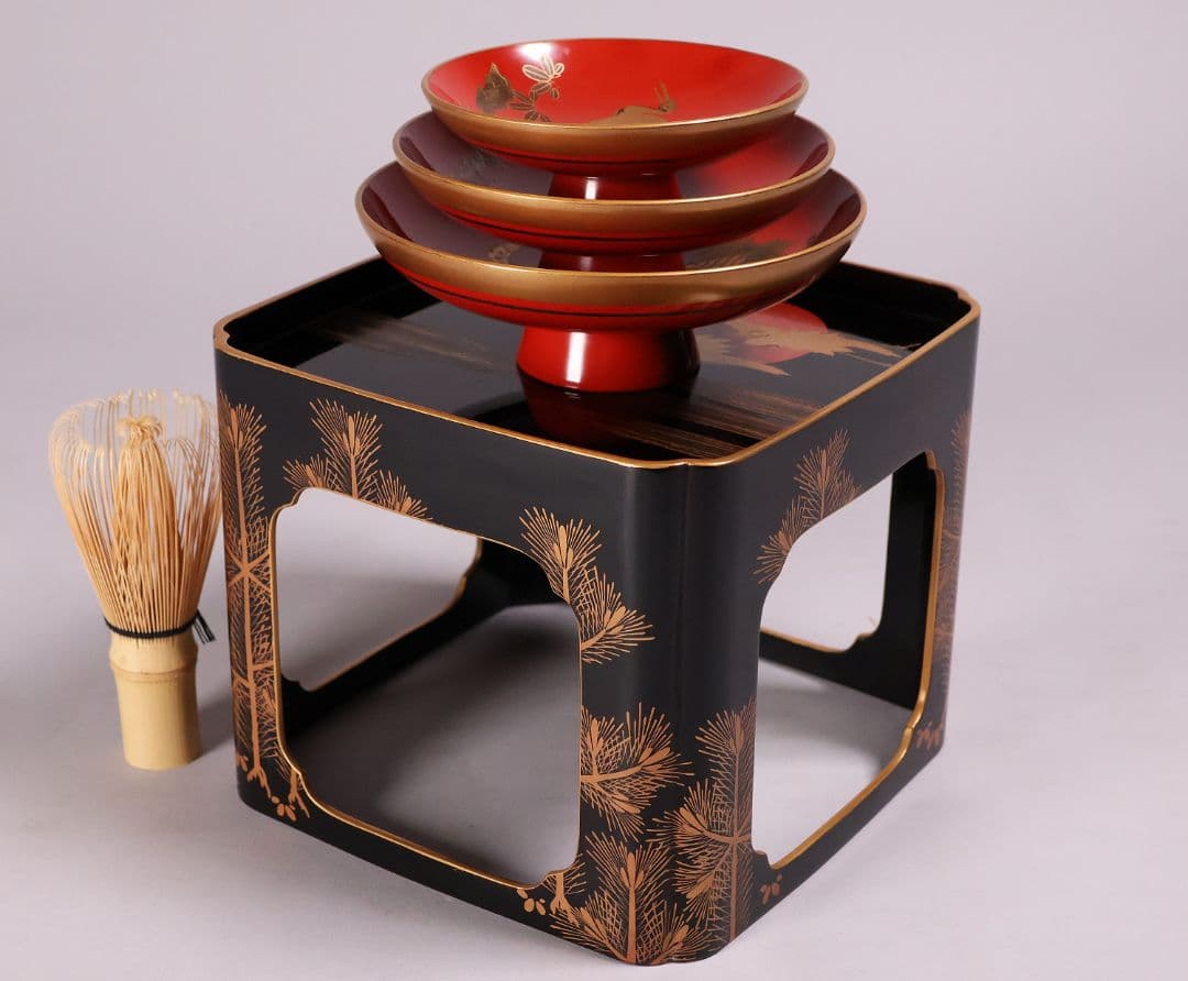 古い木製漆器 鶴図 金蒔絵 朱塗三ッ盃 盃台 天然木 日の出 杯 【MA619】