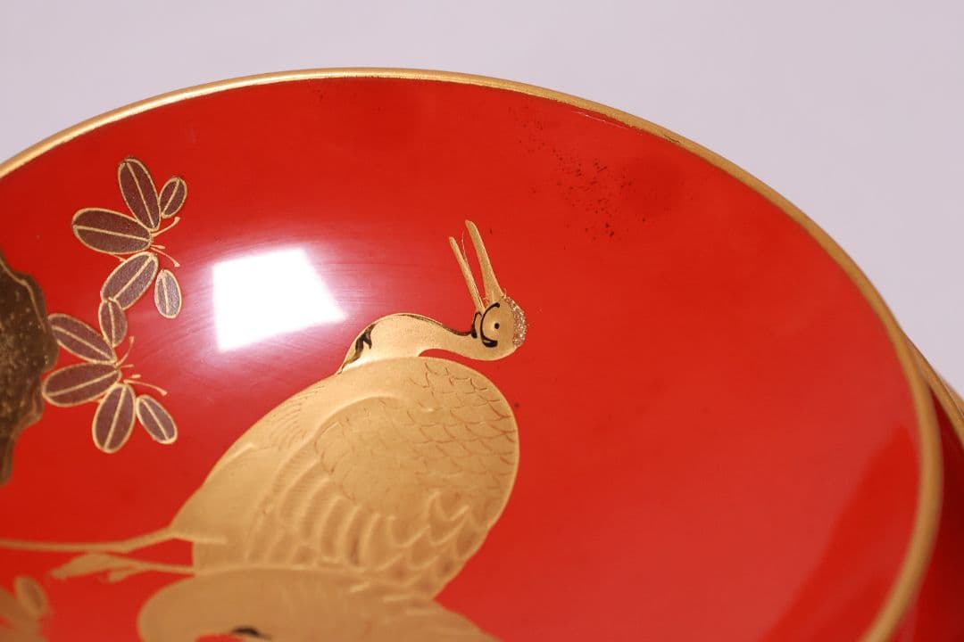 古い木製漆器 鶴図 金蒔絵 朱塗三ッ盃 盃台 天然木 日の出 杯 【MA619】