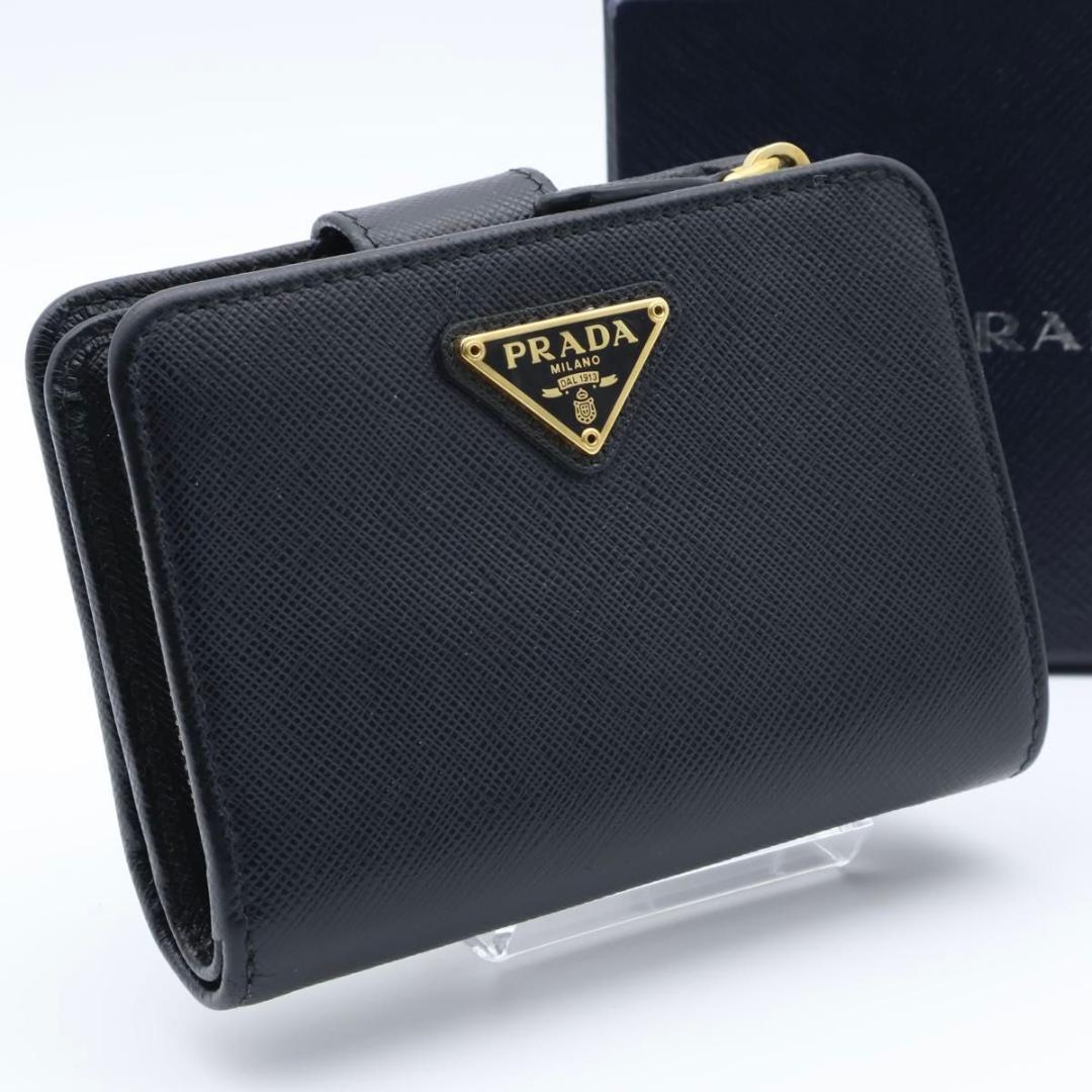 【超極美品】PRADA 新型IC 二つ折り財布　サフィアーノレザー　黒　三角ロゴ