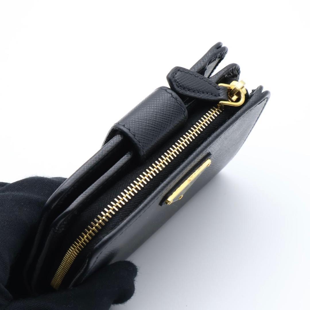 【超極美品】PRADA 新型IC 二つ折り財布　サフィアーノレザー　黒　三角ロゴ