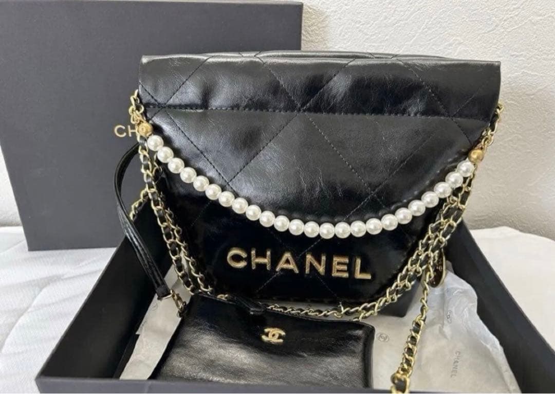 CHANEL ブラック バッグ パール装飾付き
