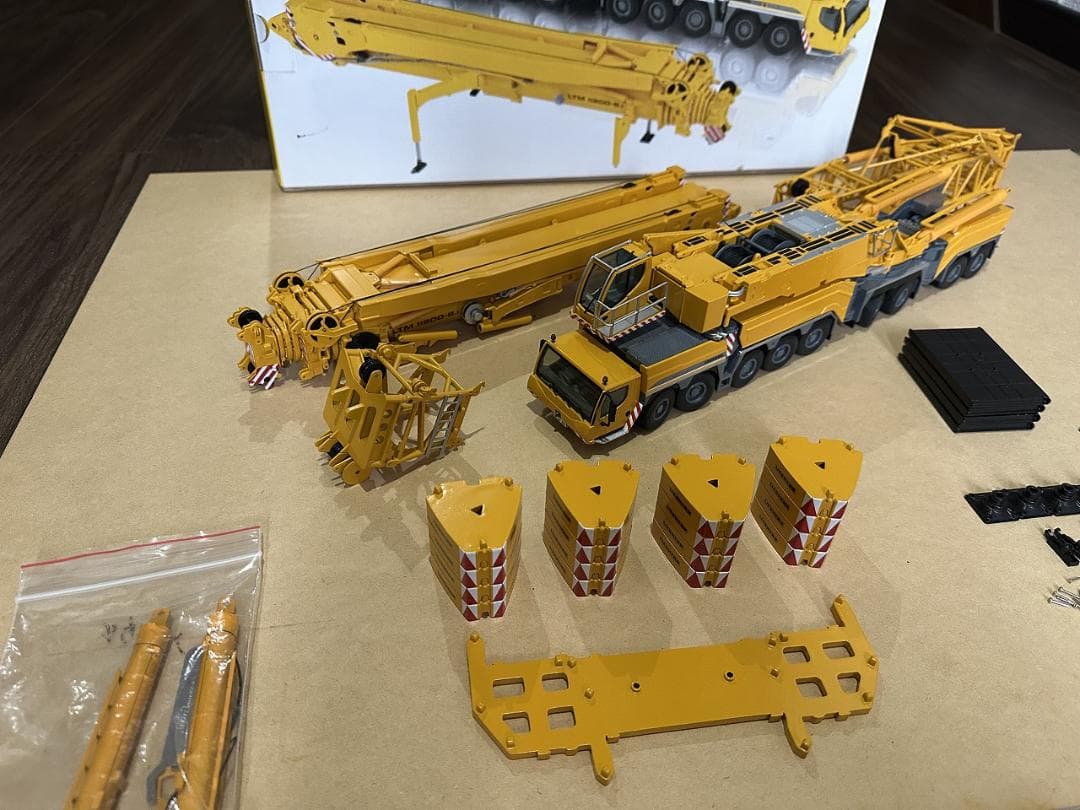 NZG LIEBHERR　LTM11200-9.1　LIEBHERRカラー