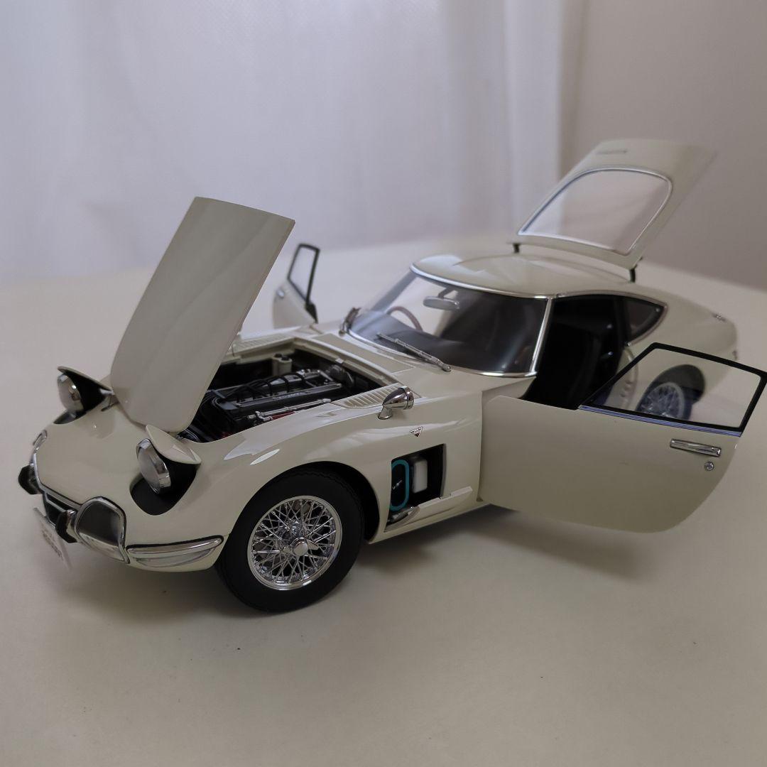 オートアート、トヨタ2000GT、2台セット　1/18ミニカー