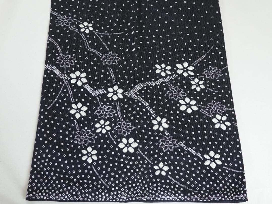 未使用　モノトーンの絞り染め訪問着　正絹