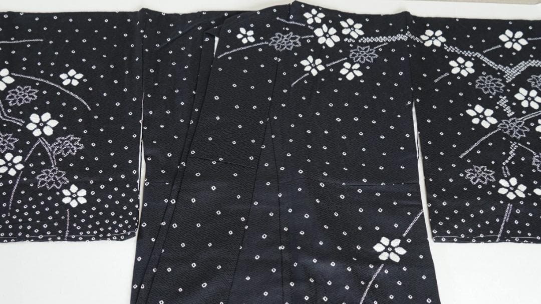 未使用　モノトーンの絞り染め訪問着　正絹