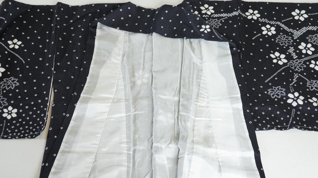 未使用　モノトーンの絞り染め訪問着　正絹