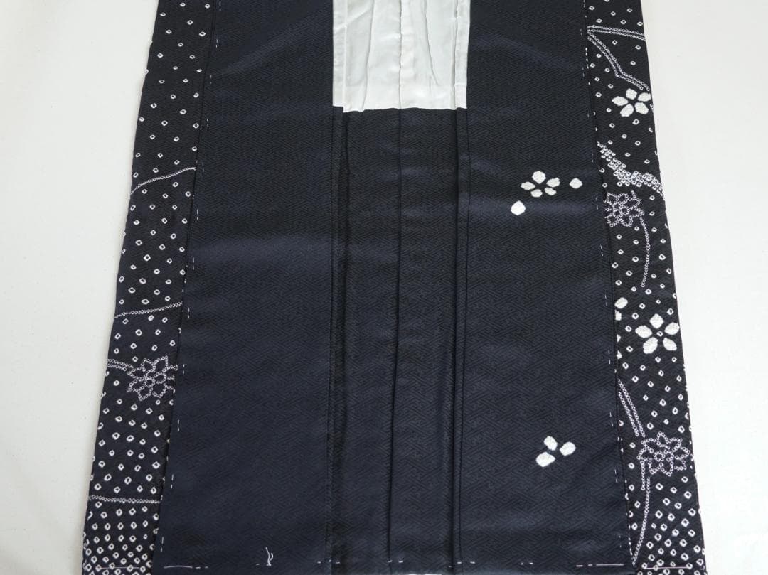 未使用　モノトーンの絞り染め訪問着　正絹
