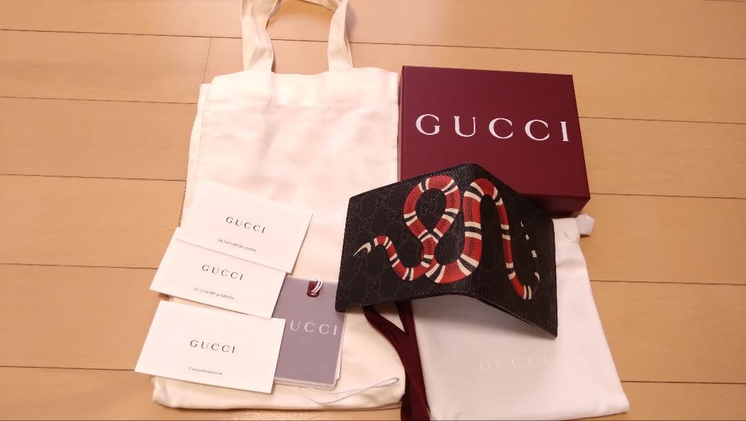 GUCCI スネークモチーフ 二つ折り財布