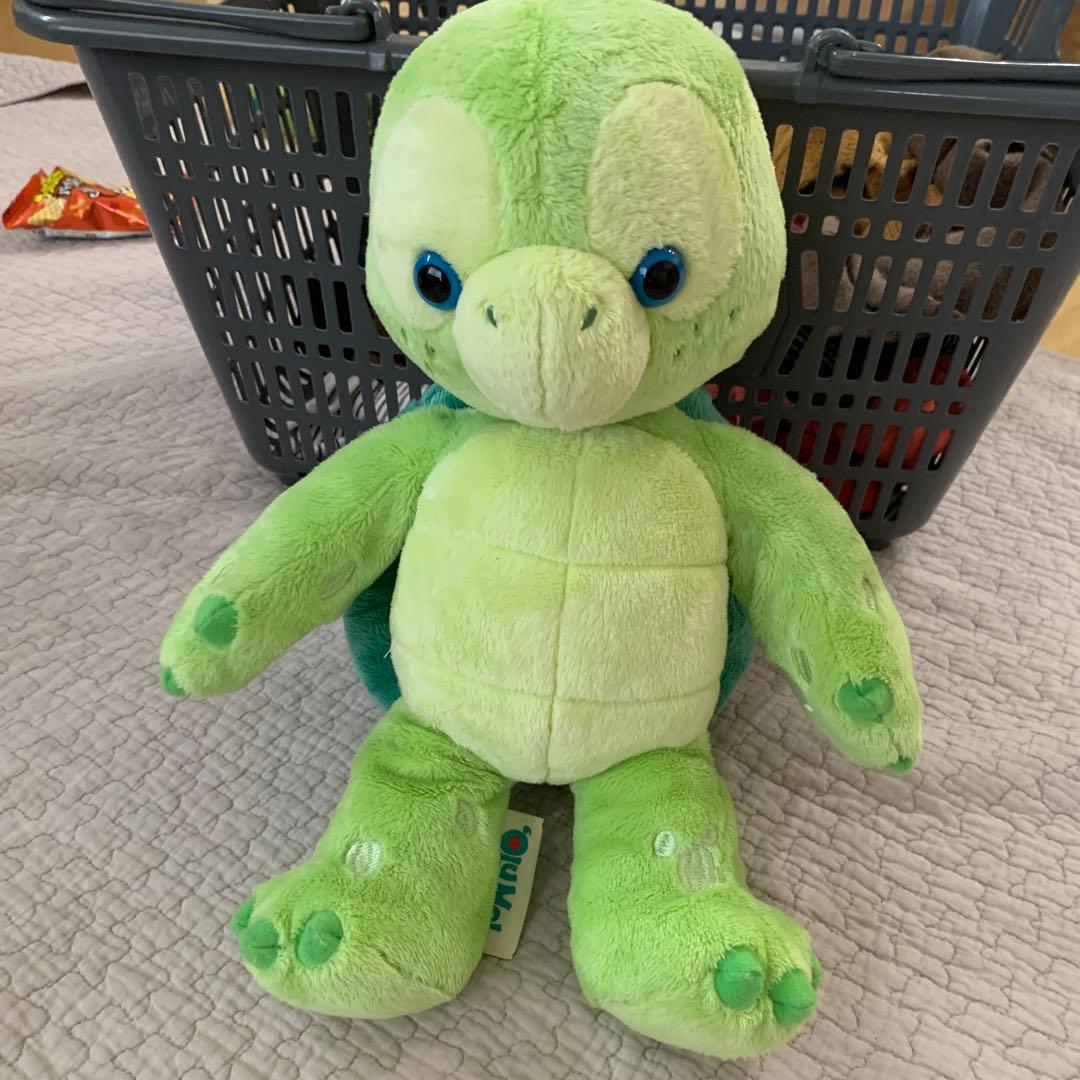 緑色のカメのぬいぐるみ