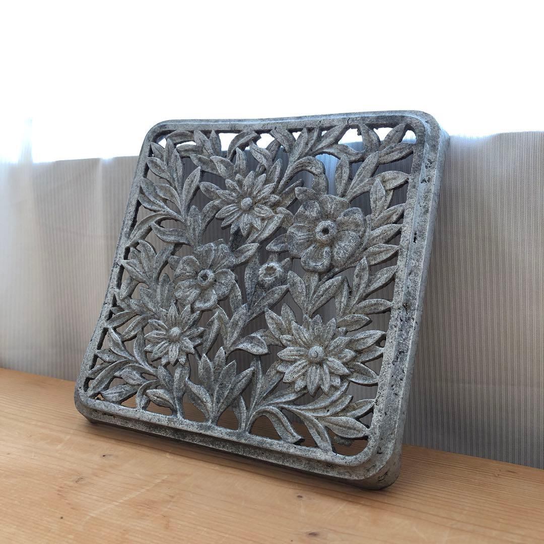 花のレリーフが美しい古い鍋敷き　トリベット　アンティーク　フランス　no.288