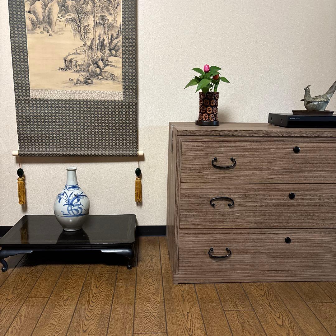 普通床の間に据えられる花台が実はマンションのリビングでも活躍します！