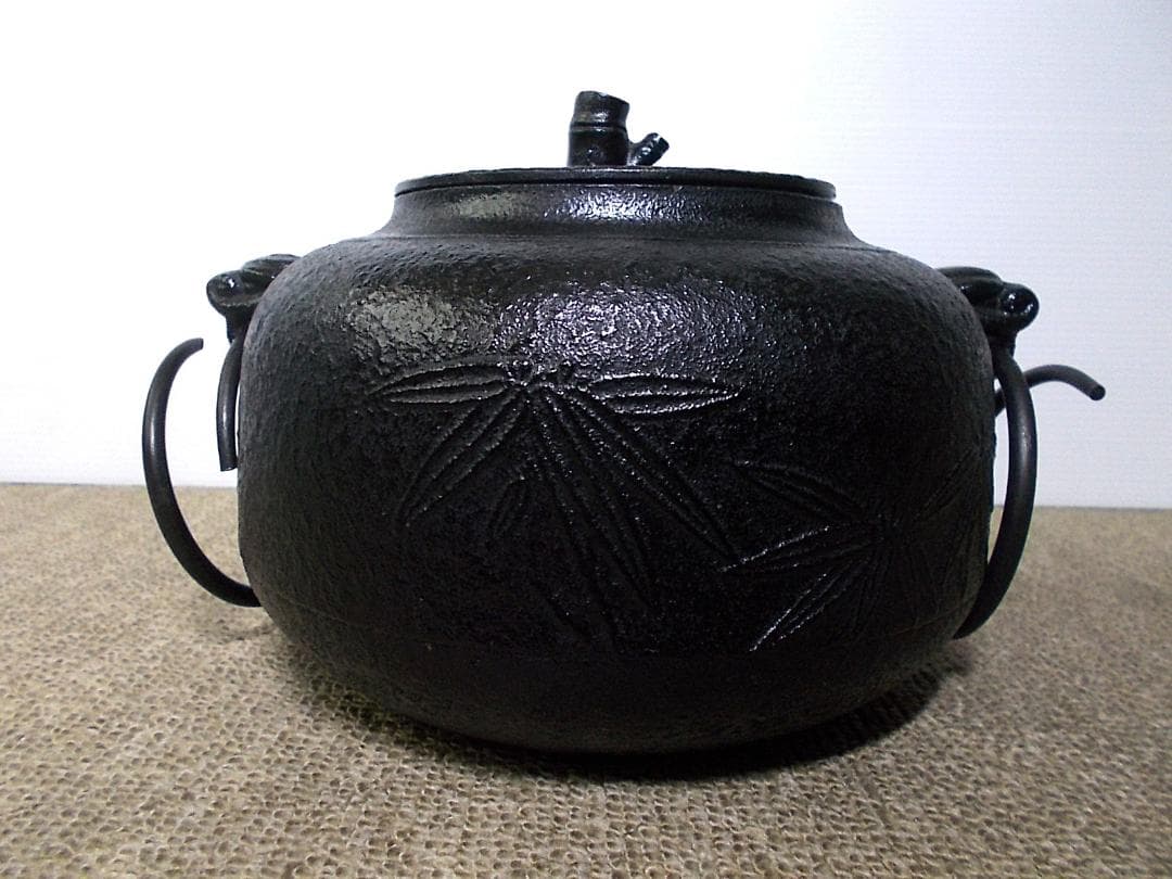 良品 未使用多数 茶道具 鉄鋳物 茶釜 五徳 風炉 釜環 おまけで織部敷板