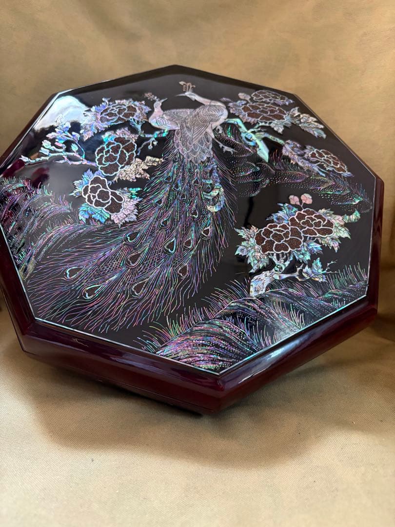 孔雀模様の八角形漆器　韓国伝統工芸 螺鈿細工 八角形 菓子器 容器