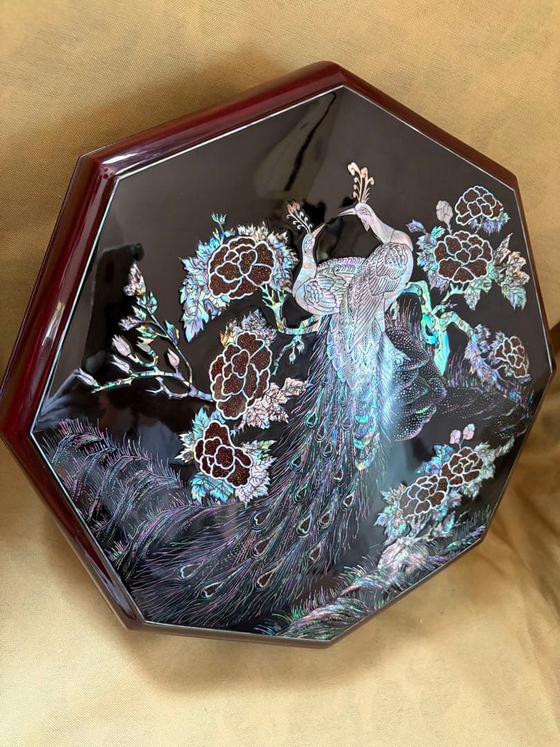 孔雀模様の八角形漆器　韓国伝統工芸 螺鈿細工 八角形 菓子器 容器