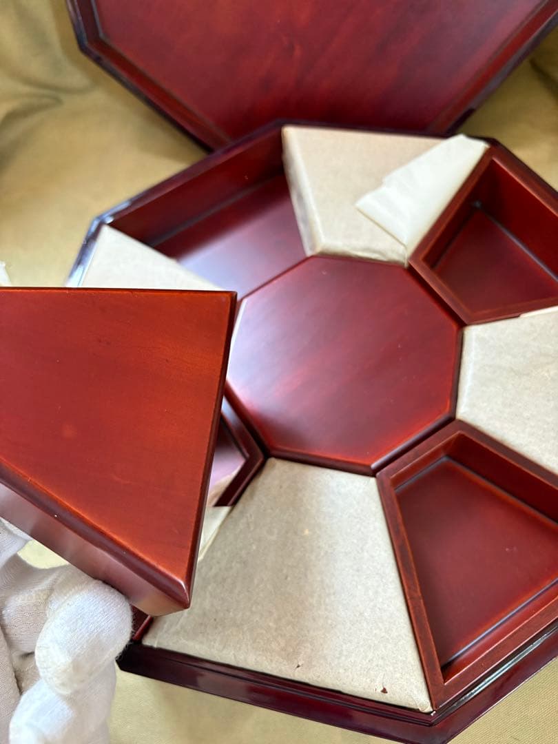 孔雀模様の八角形漆器　韓国伝統工芸 螺鈿細工 八角形 菓子器 容器