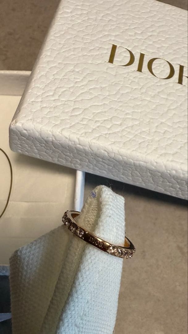 【箱&ノベルティ付き】Dior ロゴ ピンクゴールドリング クリスタル装飾