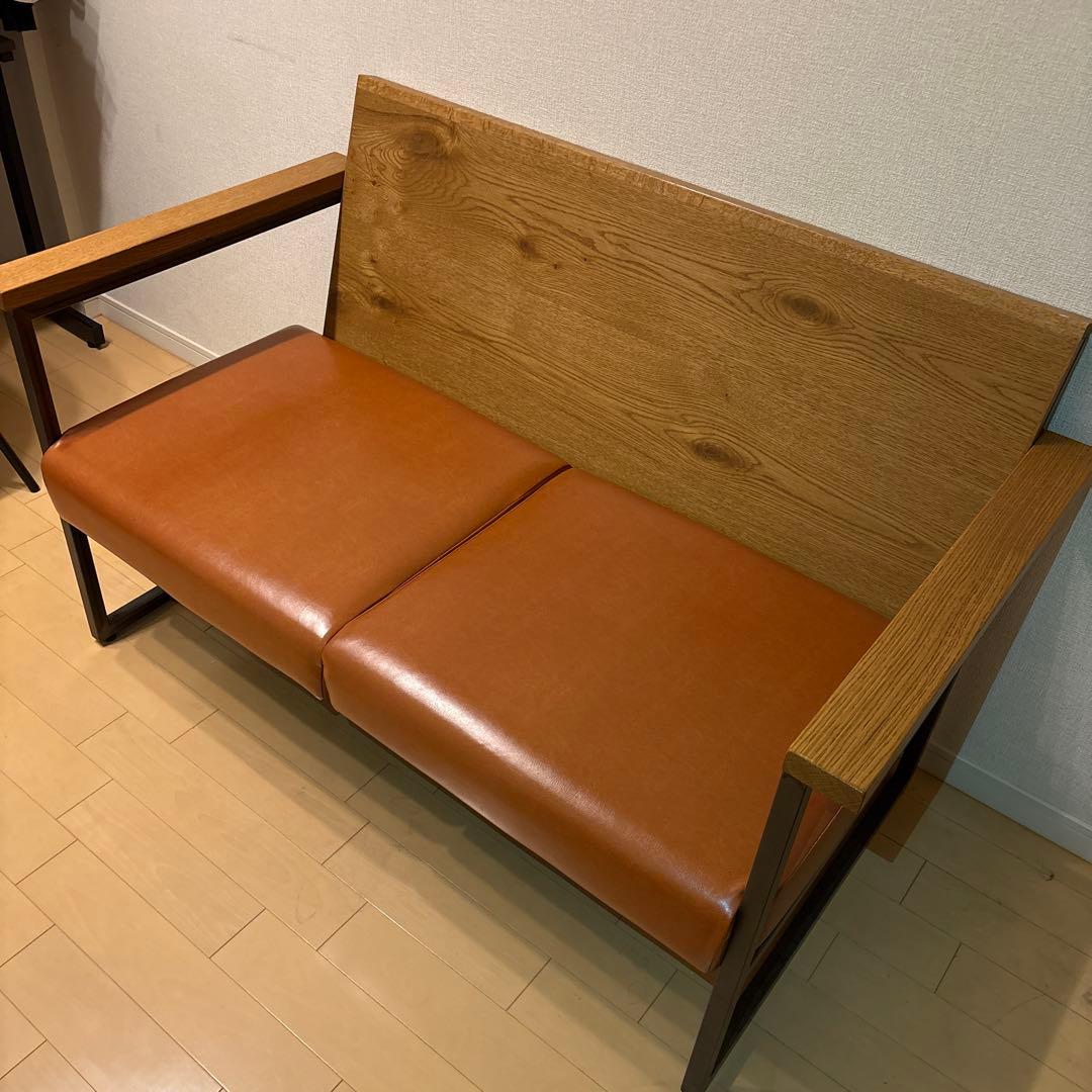 ブラウンの木製ソファ