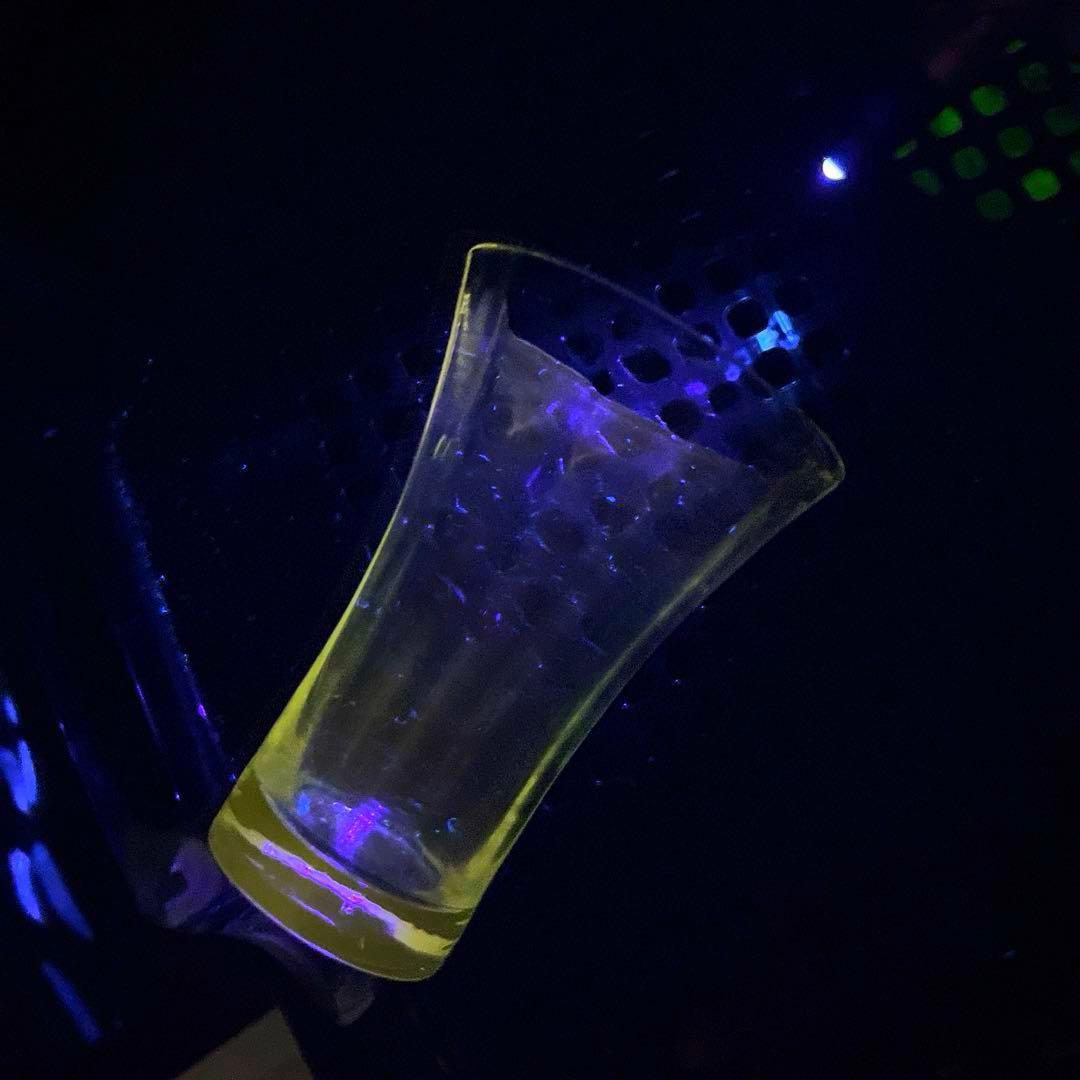 骨董　時代ガラス　薄張り　縞模様　ラッパ型　朝顔造り　ピルスナー　コップ　ウラン