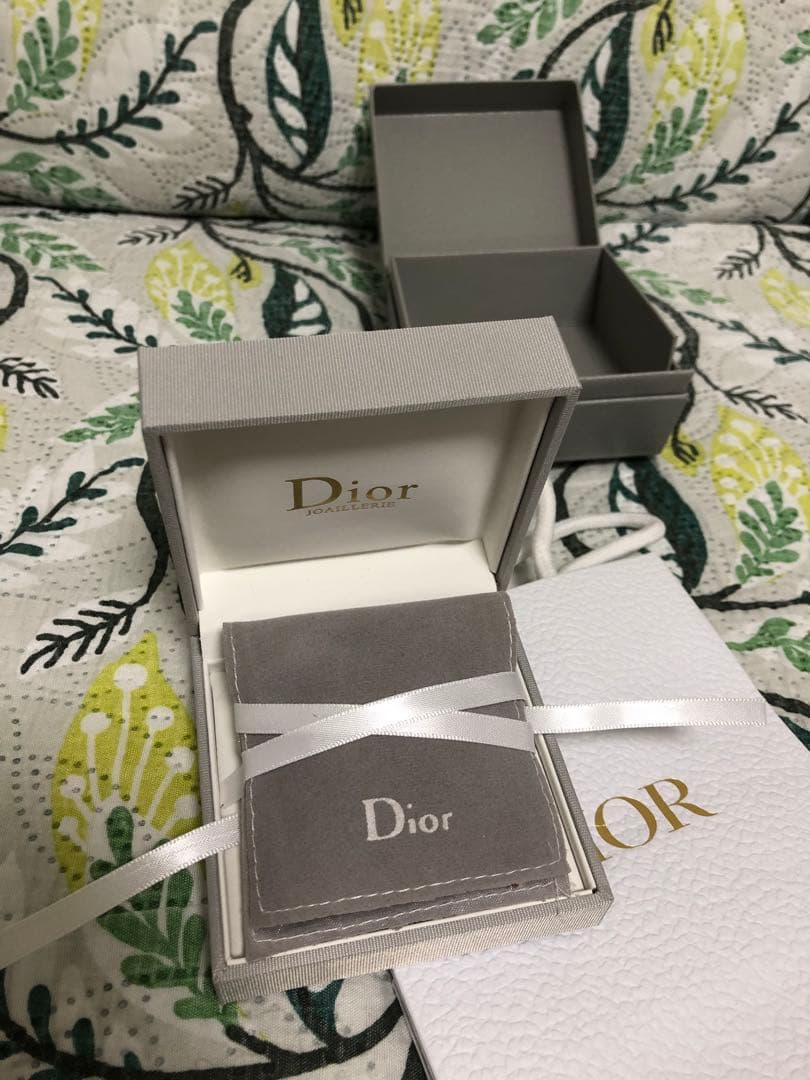 パールとクリスタルを使用したDiorのエレガントなブローチ。