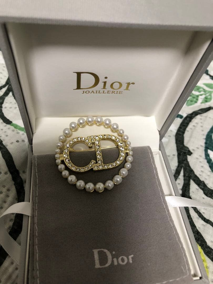 パールとクリスタルを使用したDiorのエレガントなブローチ。