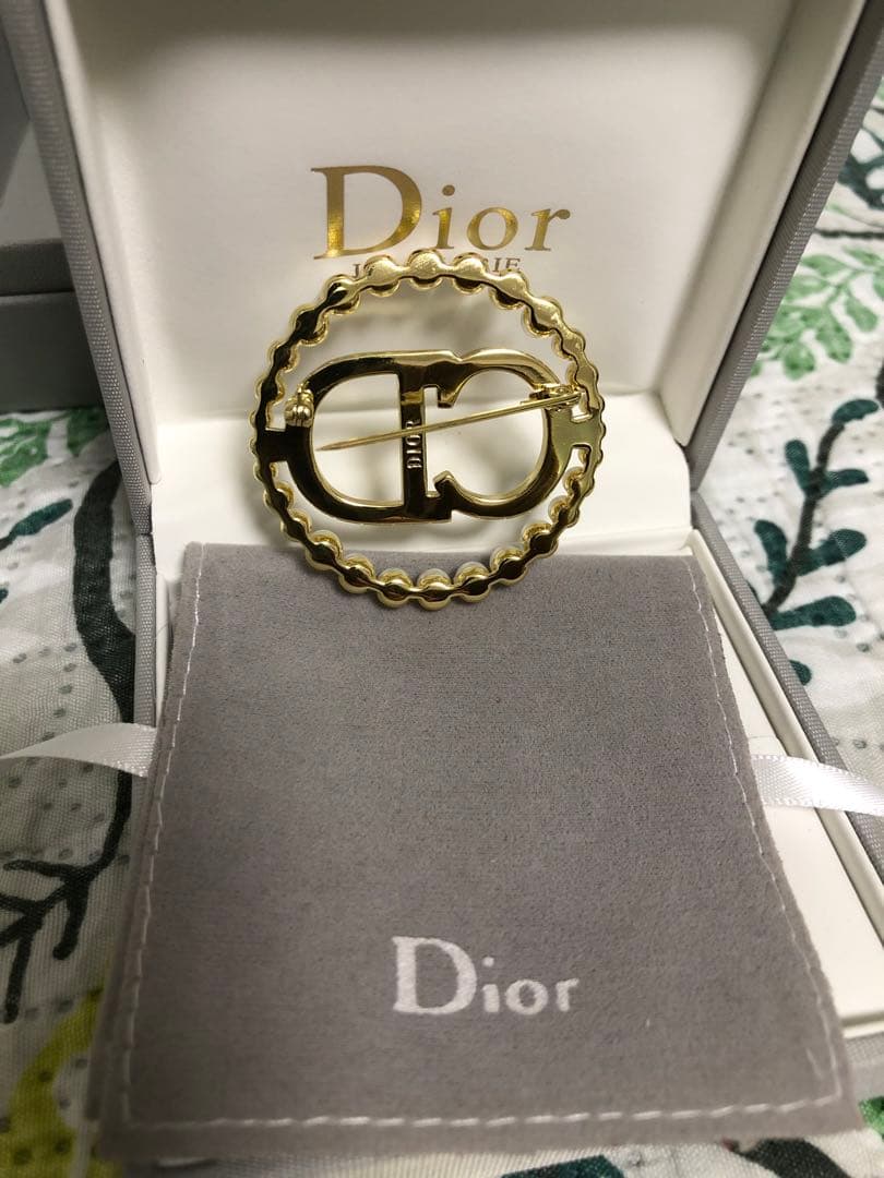 パールとクリスタルを使用したDiorのエレガントなブローチ。