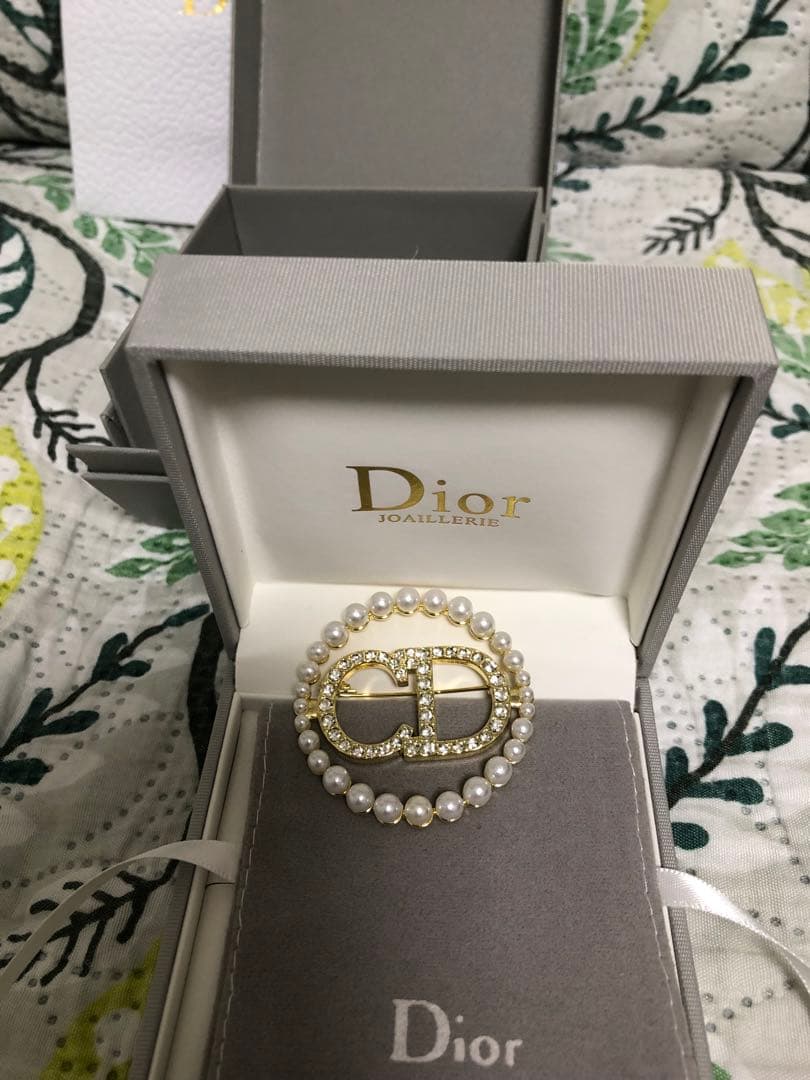 パールとクリスタルを使用したDiorのエレガントなブローチ。