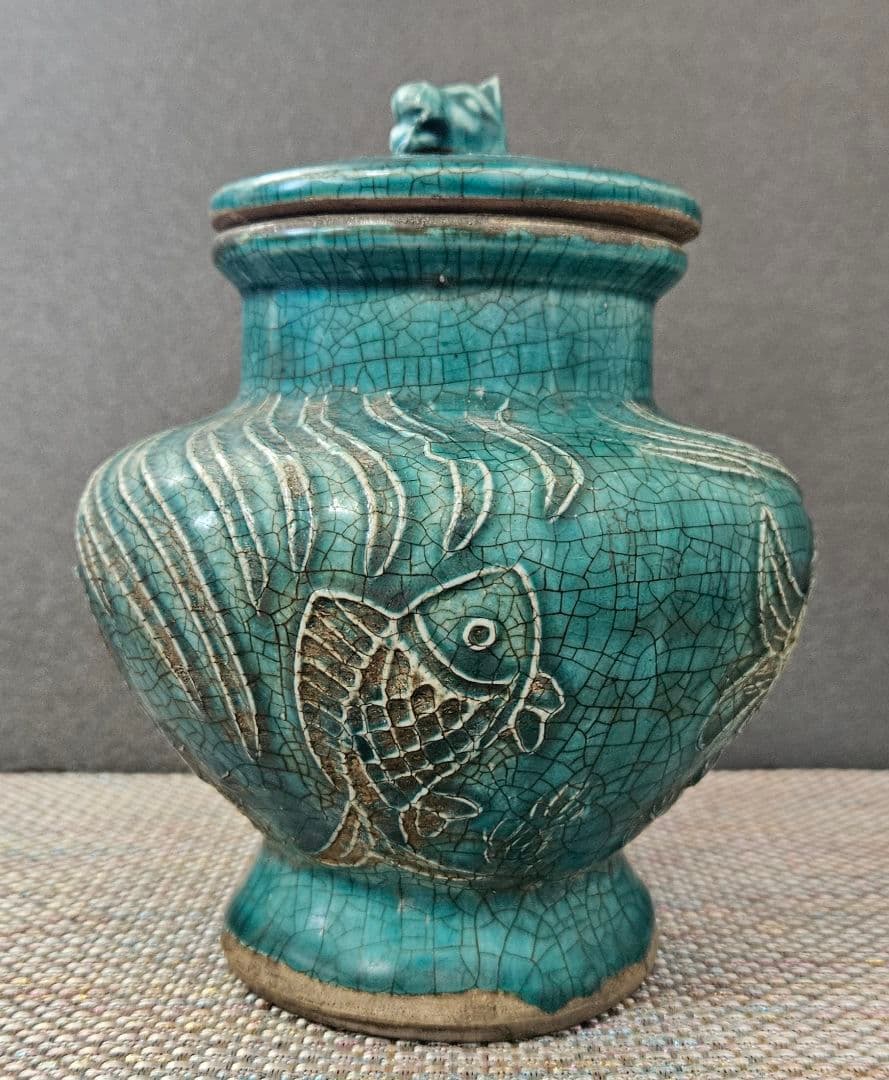 17世紀頃　中国南方系　東南アジア古陶磁　 青釉　浮彫　魚藻図　獣摘み蓋　瓶　壺