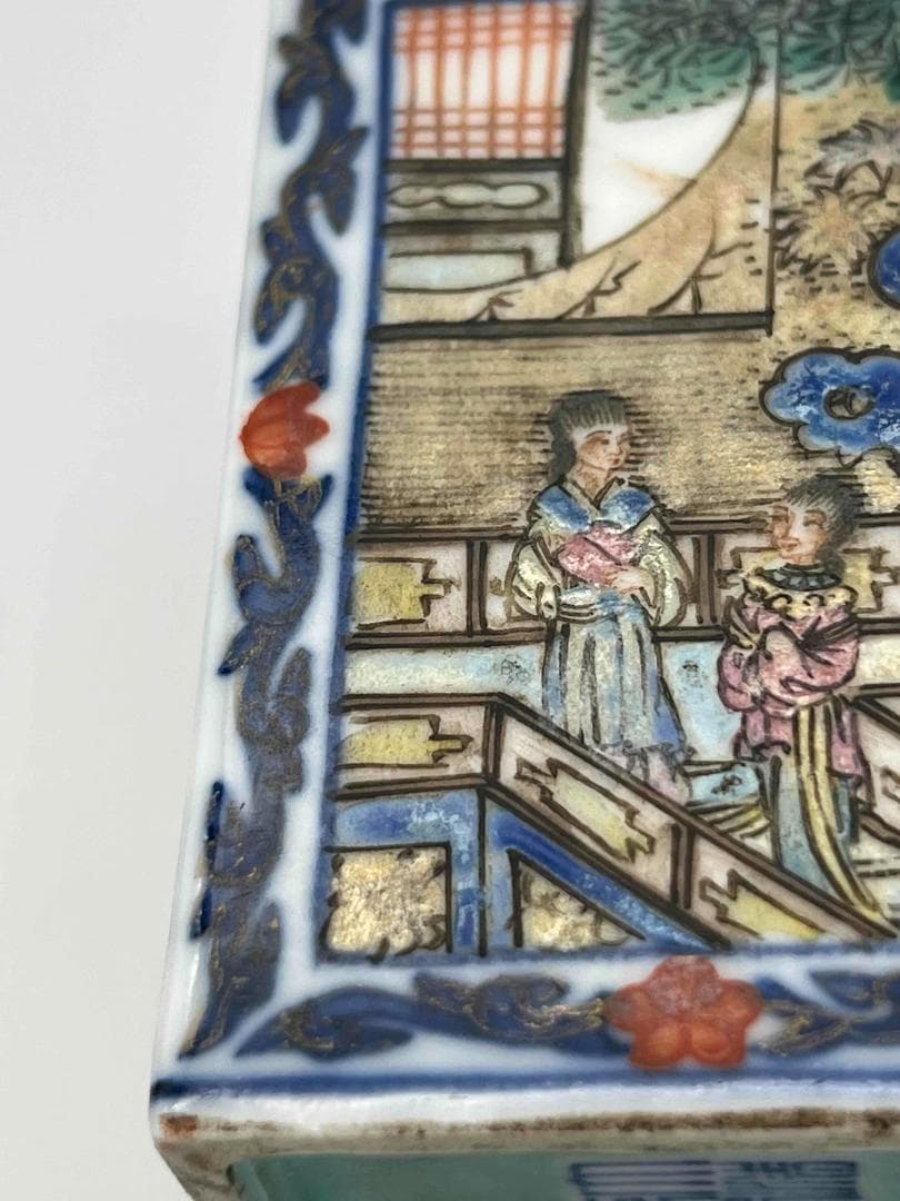 清乾隆時代【大清乾隆年製】在銘 琺瑯彩松石緑釉人物文四方筆筒 西廂記 (F-2)