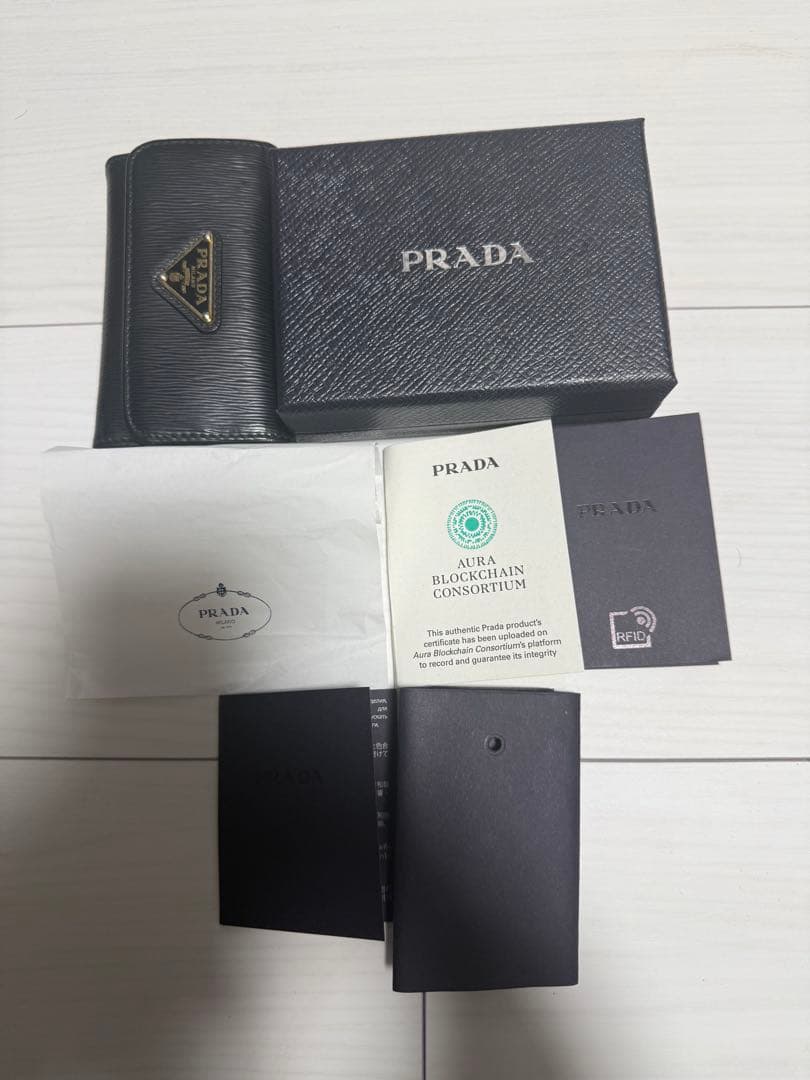 PRADA ブラック レザー キーケース