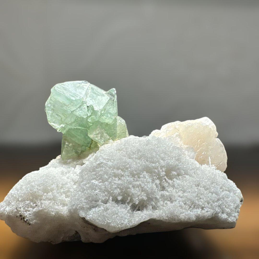 希少！グリーンアポフィライト＋スティルバイト＋クォーツ母岩付