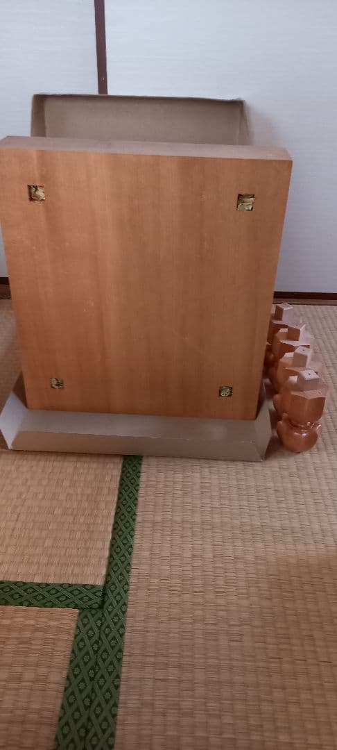 新カヤ3寸碁盤(足付)と栗大碁笥と実用28号碁石(蛤と那智黒)のセットであります