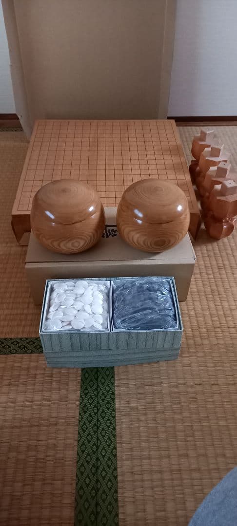 新カヤ3寸碁盤(足付)と栗大碁笥と実用28号碁石(蛤と那智黒)のセットであります