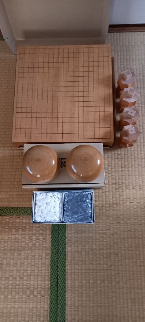 新カヤ3寸碁盤(足付)と栗大碁笥と実用28号碁石(蛤と那智黒)のセットであります