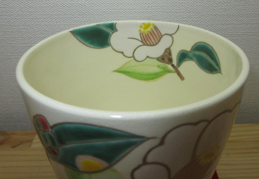 送料込【逢絢亭・新品】茶道具 筒茶碗 京焼 白玉椿の図 水出宋絢 紙箱入り