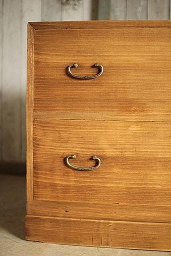 味のある木製の引き出し2段　チェスト　桐箪笥