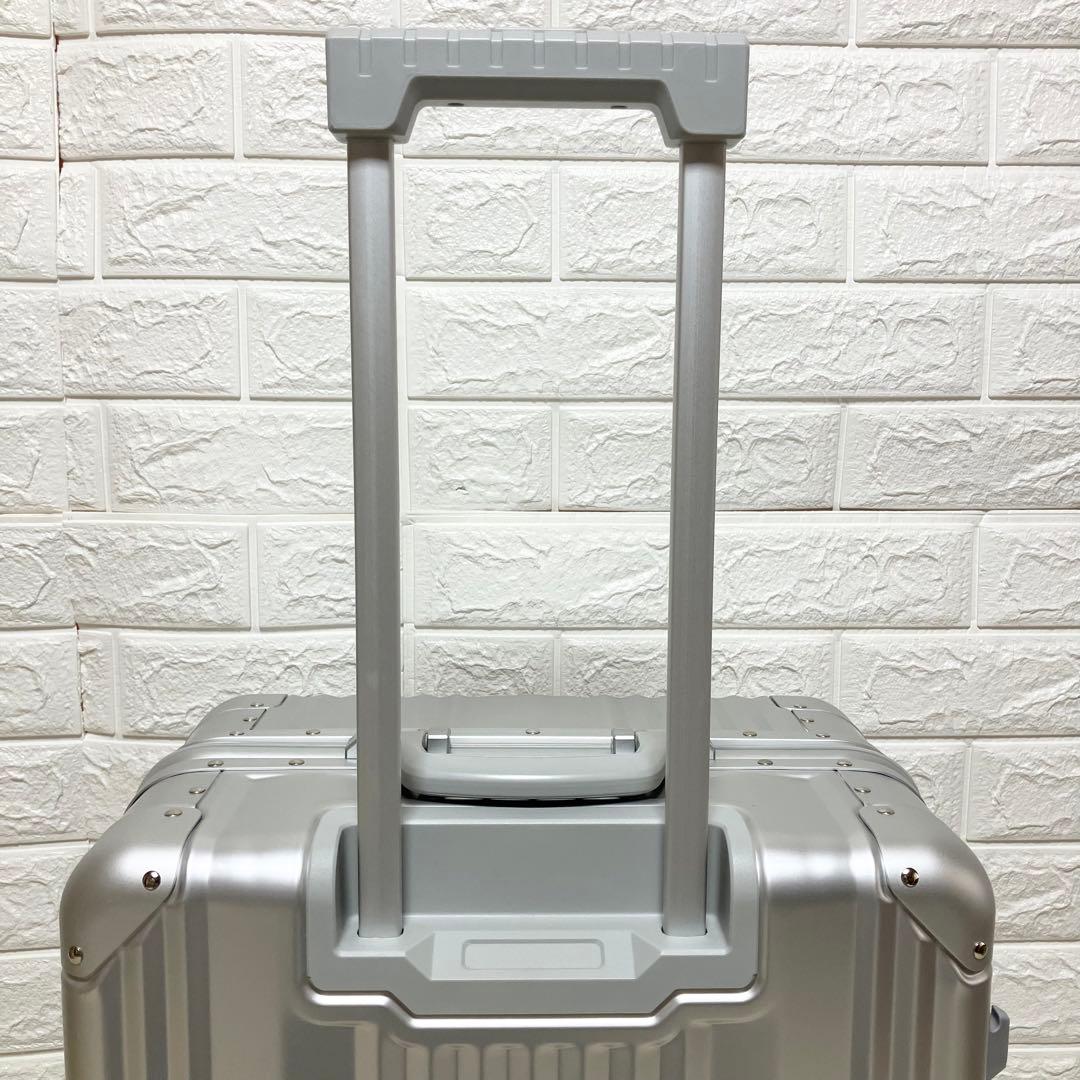 極美品　メルセデスベンツ　アルミスーツケース　65L 非売品