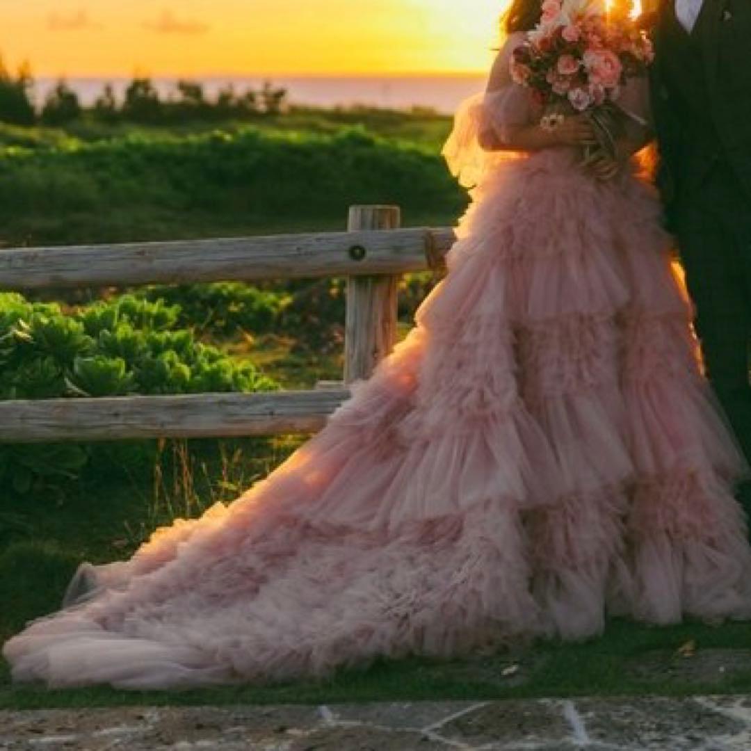 淡いピンクのオフショルダードレス